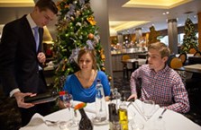 Hoe heet de functie van de medewerker in het restaurant die gespecialiseerd is in wijn en wijn-spijscombinaties?