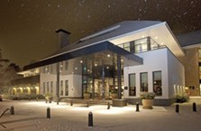 Welk hotel ziet u hier in de sneeuw?