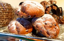 Hoe heet het luxebrood met rozijnen en spijs dat niet kan ontbreken tijdens het kerst ontbijt?