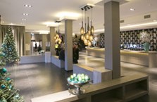 Van welk Valk Exclusief Hotel is deze in kerstsfeer aangeklede receptie?