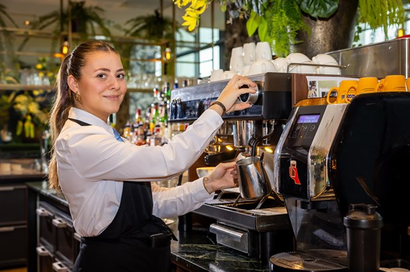 Barmedewerker restaurant en zalen